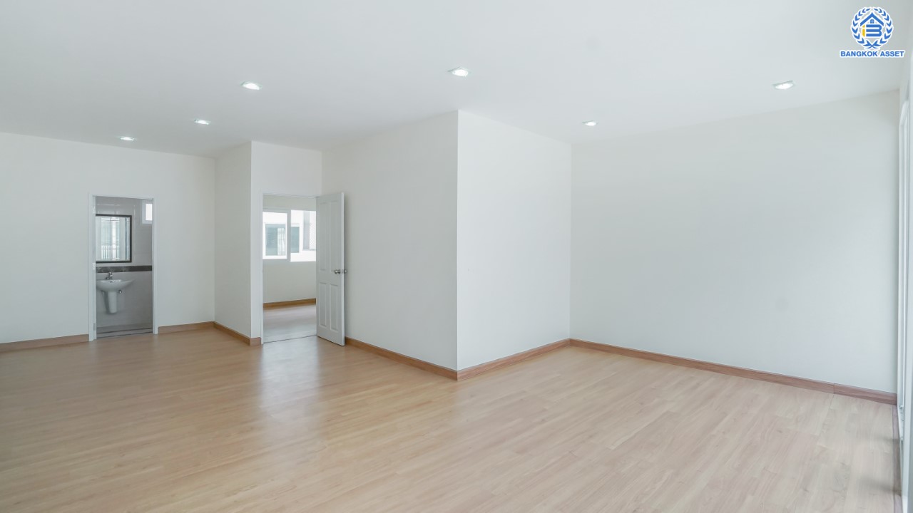 ทาวน์เฮ้าส์มือสองนนทบุรี ม.โกลเด้นทาวน์ ปิ่นเกล้า-จรัญฯ 3 ชั้น เนื้อที่ 22.6 ตร.ว. ฟังก์ชัน 5 ห้องนอน 4 ห้องน้ำ จอดรถได้ 2 คัน บนทำเลเชื่อมต่อหลายเส้นทาง ใกล้ทางด่วน "ศรีรัช" รถไฟฟ้าสายสีแดงอ่อน "สถานีบางบำหรุ" และ รถไฟฟ้าสายสีน้ำเงิน "สถานีบางอ้อ"